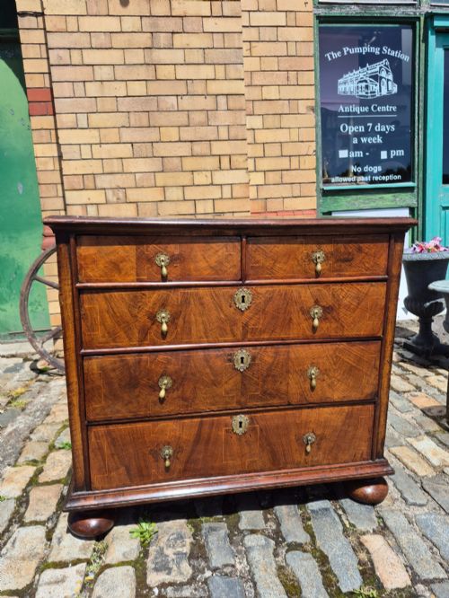 WILLIAM AND MARY WALNUT CHEST OF DRAWERS