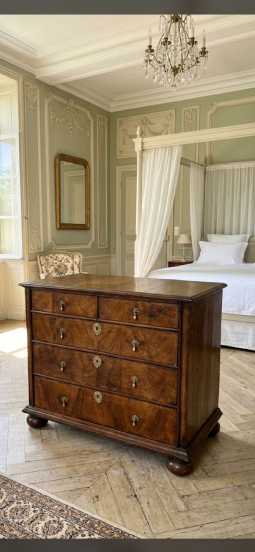 WILLIAM AND MARY WALNUT CHEST OF DRAWERS - ADDITIONAL PHOTO 1