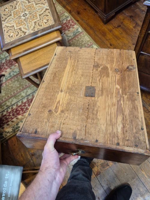 WILLIAM AND MARY WALNUT CHEST OF DRAWERS - ADDITIONAL PHOTO 4