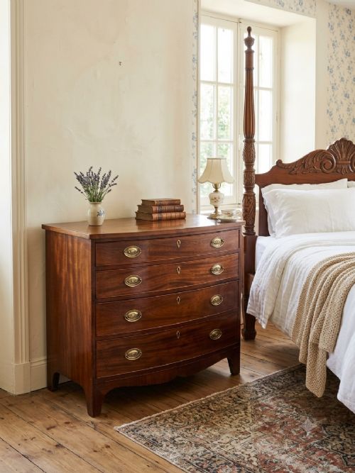 WELL PROPORTIONED REGENCY BOWFRONT CHEST OF DRAWERS - ADDITIONAL PHOTO 1