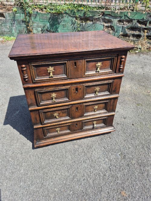 SMALL SIZED GEOMETRIC OAK CHEST - ADDITIONAL PHOTO 10