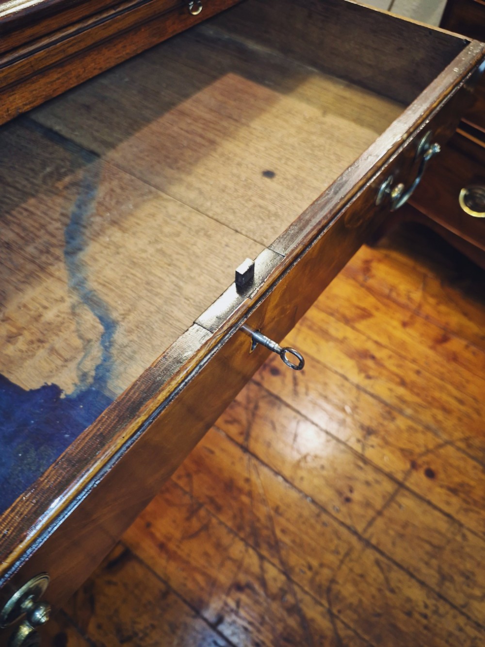 A Georgian mahogany bachelors chest featuring a top brushing slide, four graduated drawers with flame mahogany veneers, brass swan-neck handles, and bracket feet. View VII