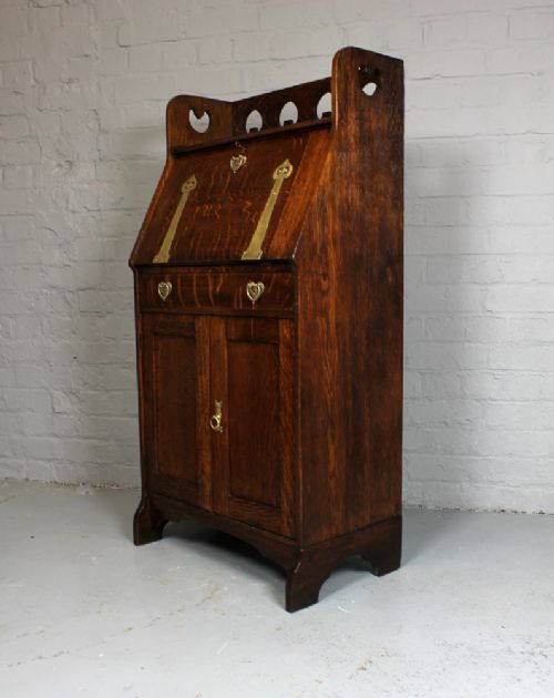 Small Arts & Crafts Oak Bureau.