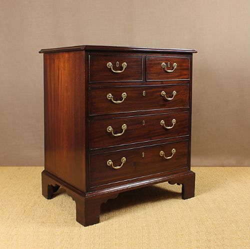 Small Georgian Bachelor's Chest.
