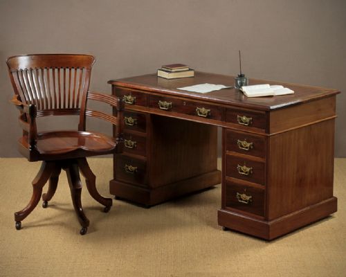 Edwardian Mahogany Pedestal Desk C.1905.