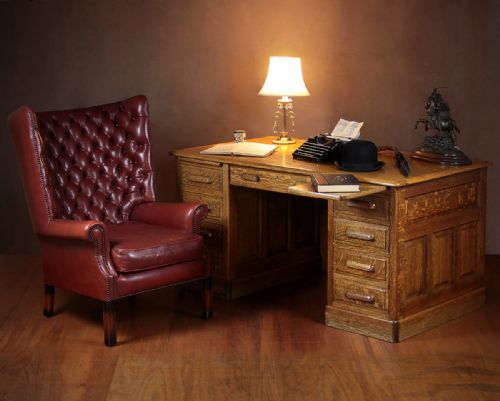 Oak Kneehole Desk C.1900.
