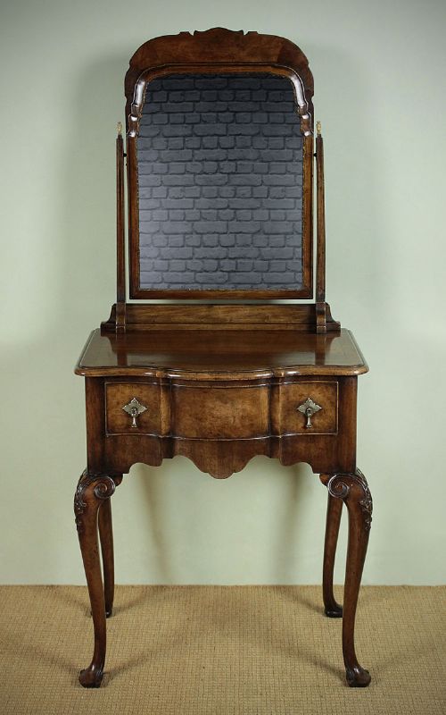 Early 20th.c. Queen Anne Style Walnut Dressing Table C.1920.