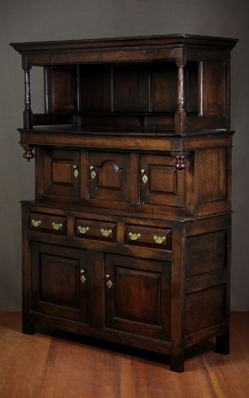 fig 1. Welsh Oak Cwpwrdd Tridarn c.1740.
