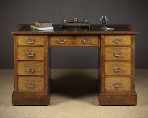 Late 19th.c. Oak Kneehole Desk C.1890
