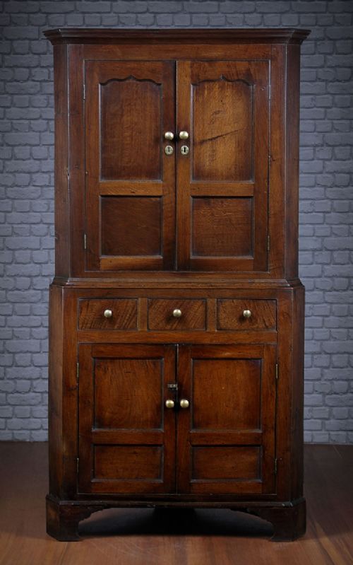 18th.c. Welsh Oak Corner Cupboard C.1780.
