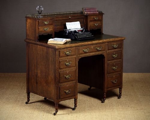 Edwardian Oak Kneehole Desk C.1905.