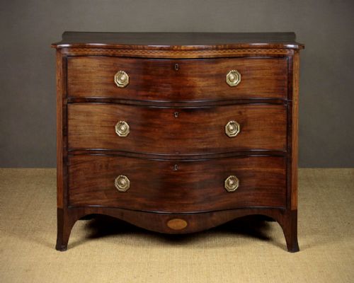 Georgian Serpentine Front Chest of Drawers C.1810.