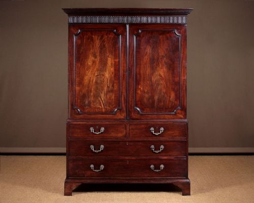 Georgian Mahogany Linen Press C.1800.