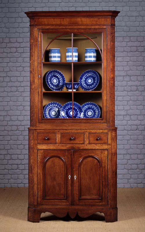 Early 19th.c. Welsh Oak Corner Cupboard C.1830.