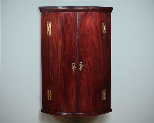 Georgian Mahogany Bow Front Corner Cupboard C.1800.