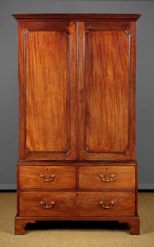Georgian Mahogany Linen Press C.1800.