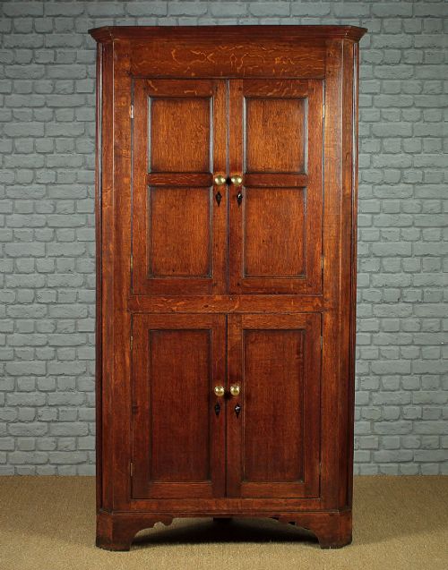 Georgian Oak Floor Standing Corner Cupboard C.1810.