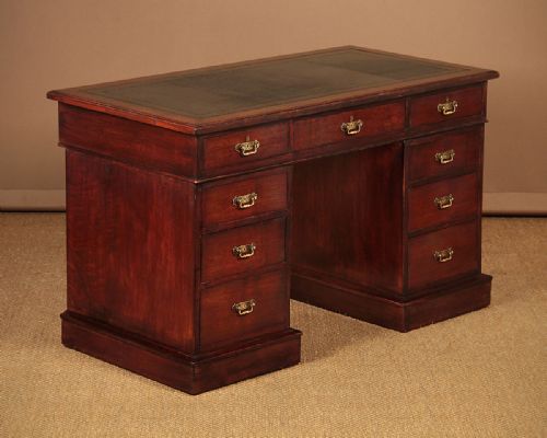Edwardian Mahogany Pedestal Desk C.1910.