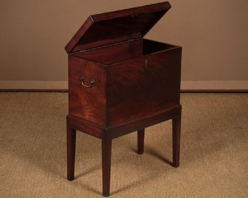 Georgian Mahogany Cellarette C.1800.