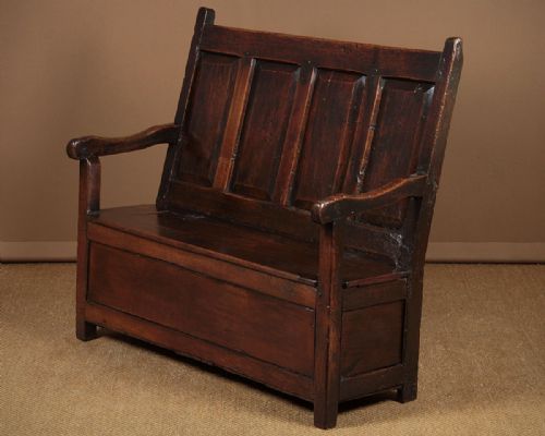 Small Welsh Oak Box Settle C.1750.