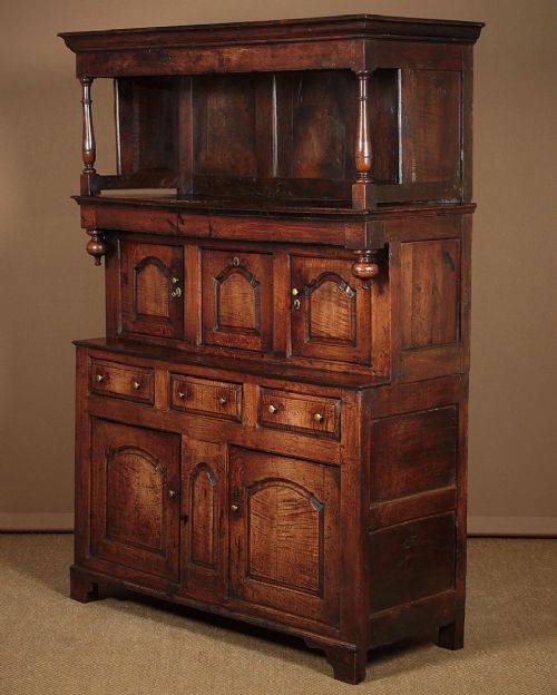 18th.c Welsh Oak Cwpwrdd Tridarn C.1740