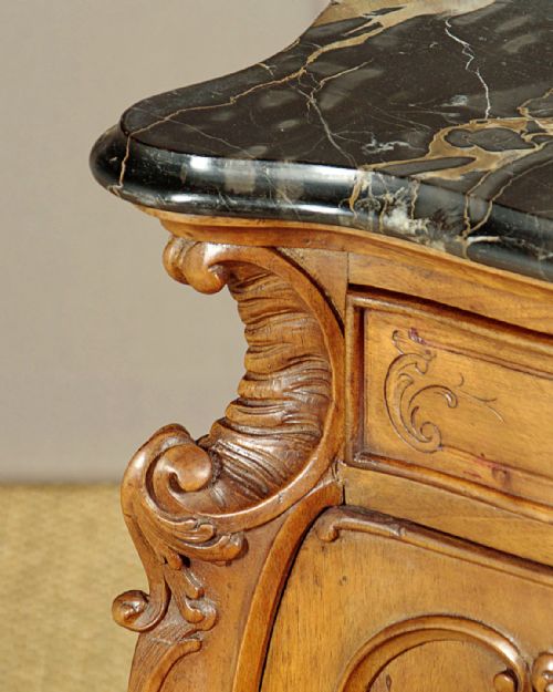 PAIR OF WALNUT BOMBE SIDE CABINETS C1900 - ADDITIONAL PHOTO 7