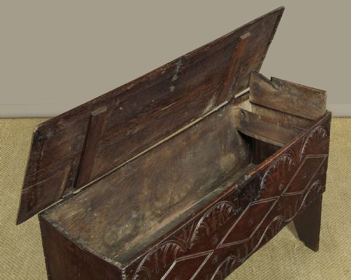 NAIVE CARVED OAK SIX PLANK CHEST C1600 - ADDITIONAL PHOTO 4
