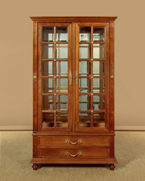 GILT MOUNTED OAK DISPLAY CABINET C1910