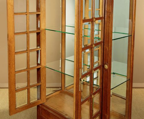 GILT MOUNTED OAK DISPLAY CABINET C1910 - ADDITIONAL PHOTO 6