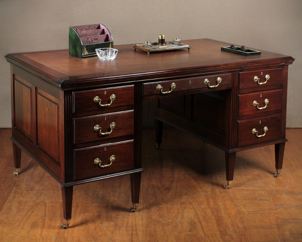Large Mahogany Kneehole Desk c.1920.