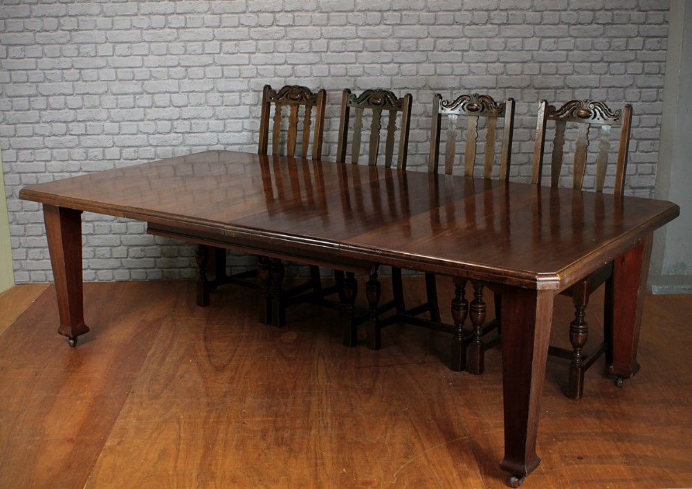 Extending Mahogany Dining Table. 