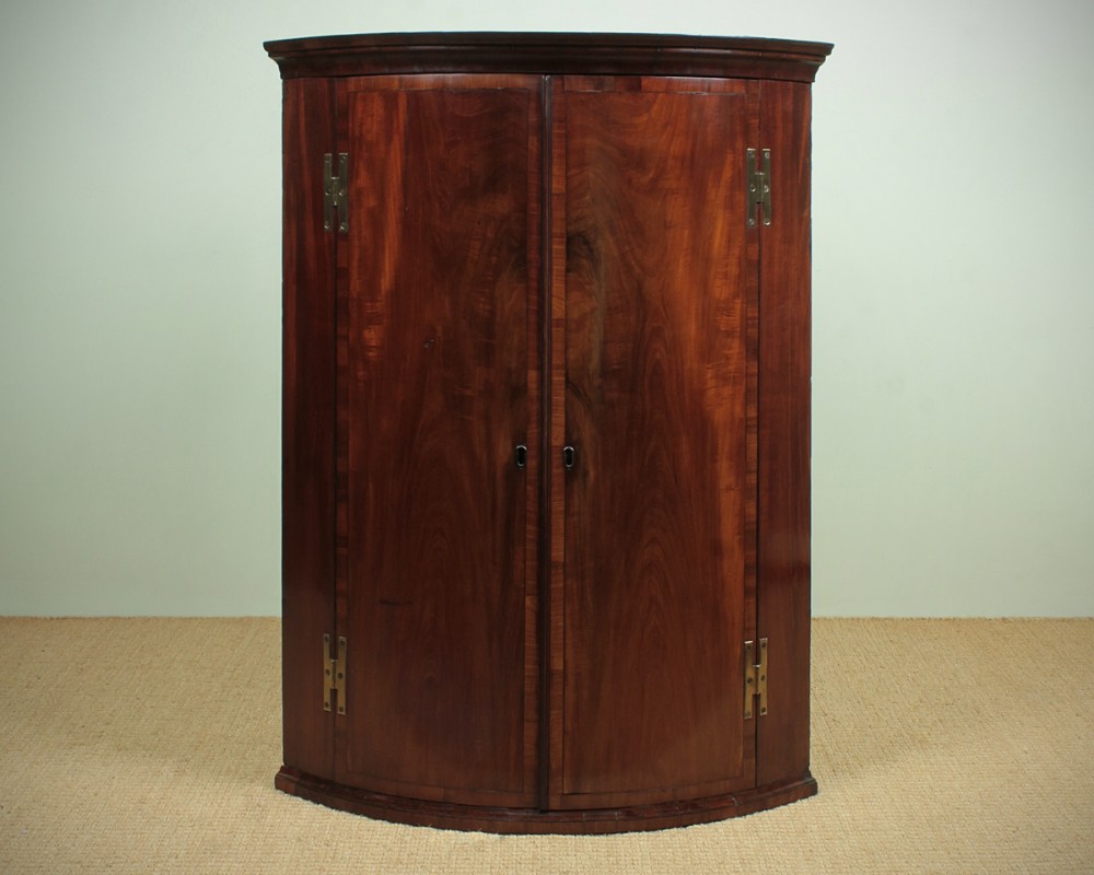 George III Bow Front Mahogany Corner Cupboard c.1800.