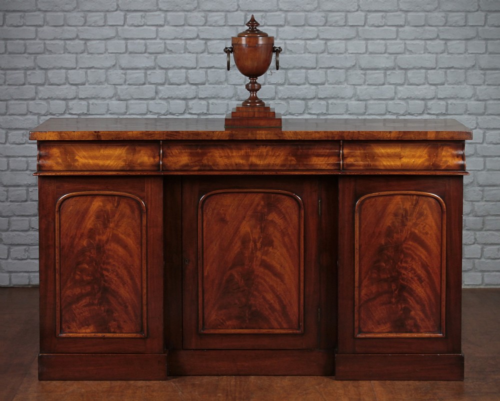 Mid 19th.c. Mahogany Chiffonier Sideboard c.1870.