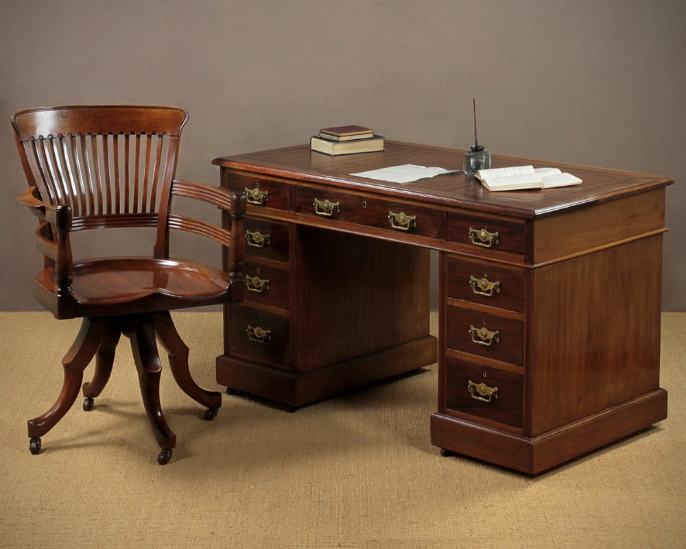 Edwardian Mahogany Pedestal Desk c.1905.