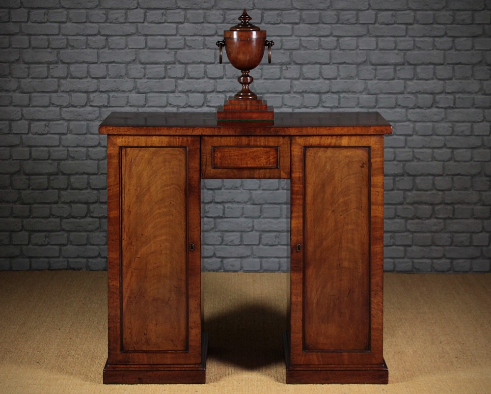 Early 19th.c. Mahogany Kneehole Sideboard c.1820.