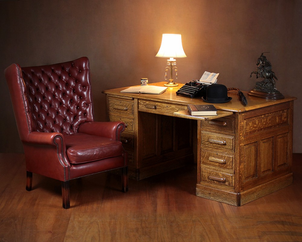 Oak Kneehole Desk c.1900.