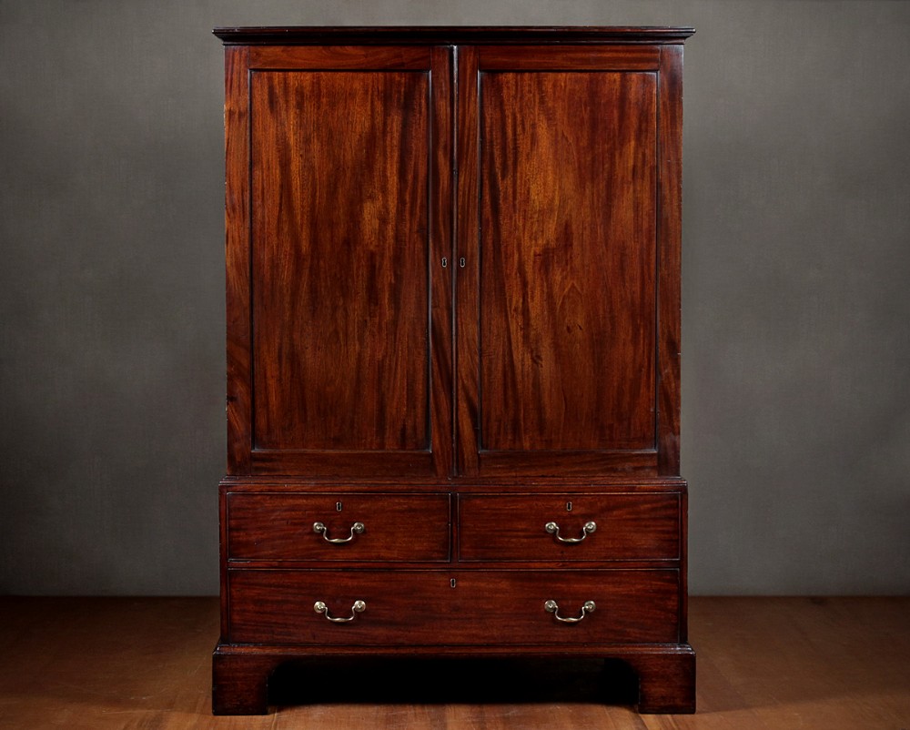 Georgian Mahogany Gentleman’s Clothes Press c.1790.