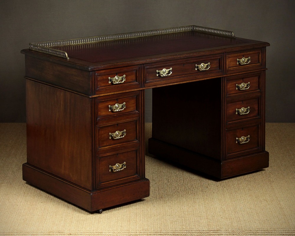 Edwardian Mahogany Pedestal Writing Desk c.1905.