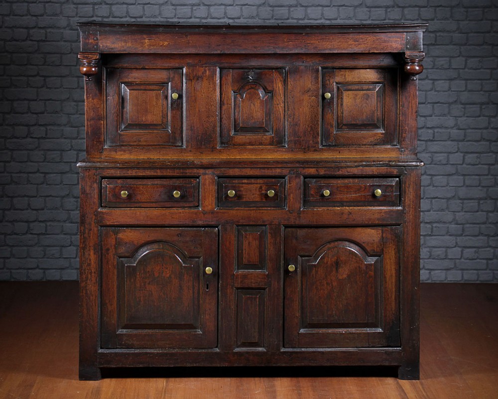 North Wales Oak Cwpwrdd Deuddarn Or Two Piece Cupboard c.1760.