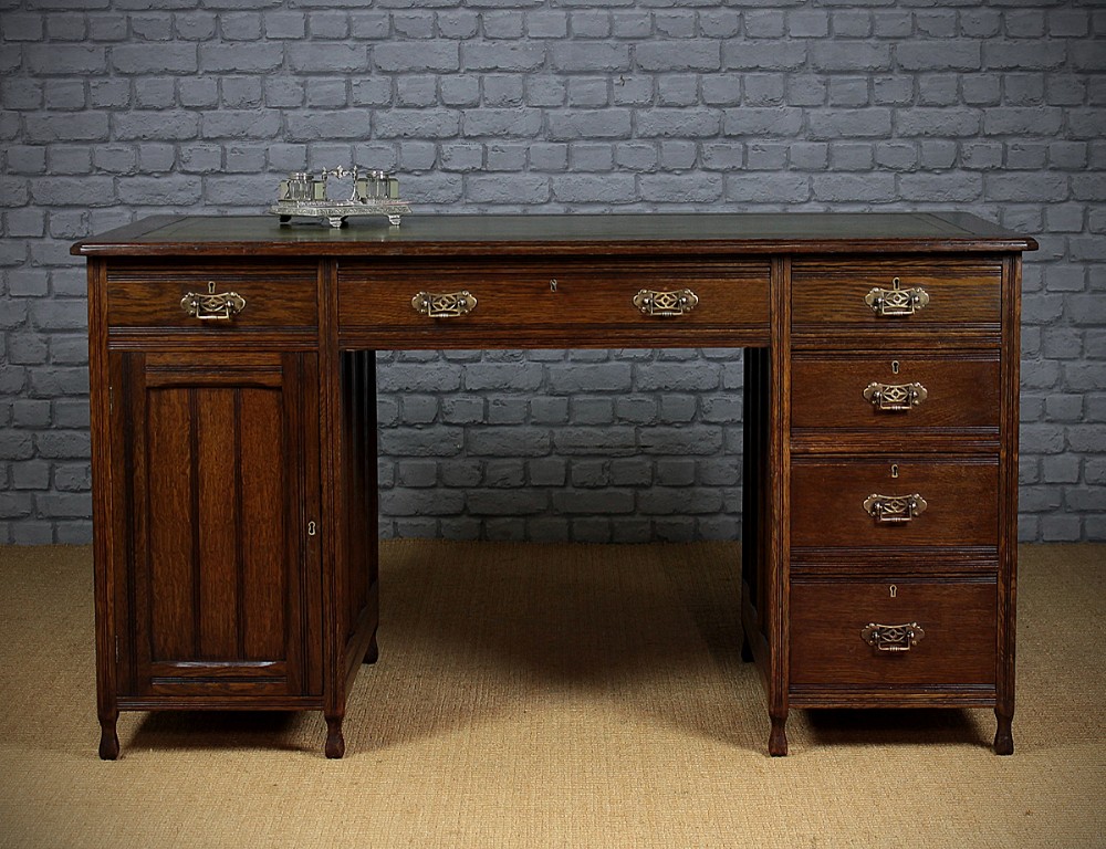 Edwardian Oak Kneehole Desk c.1910.