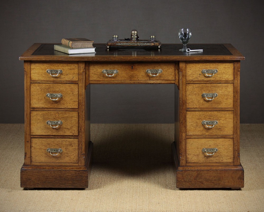 Late 19th.c. Oak Kneehole Desk c.1890