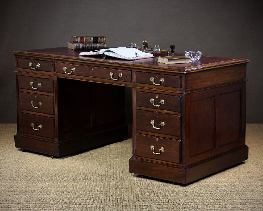 Edwardian Mahogany Pedestal Desk c.1910.