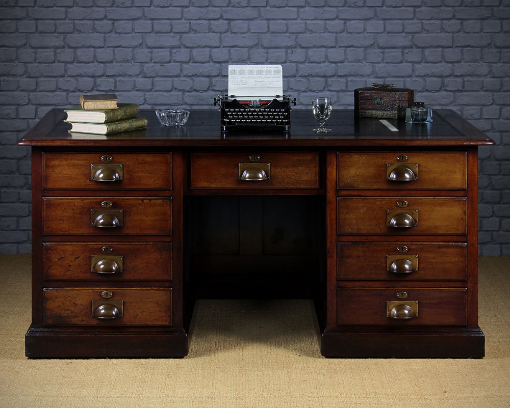 Large Edwardian Mahogany Pedestal Desk c.1910.