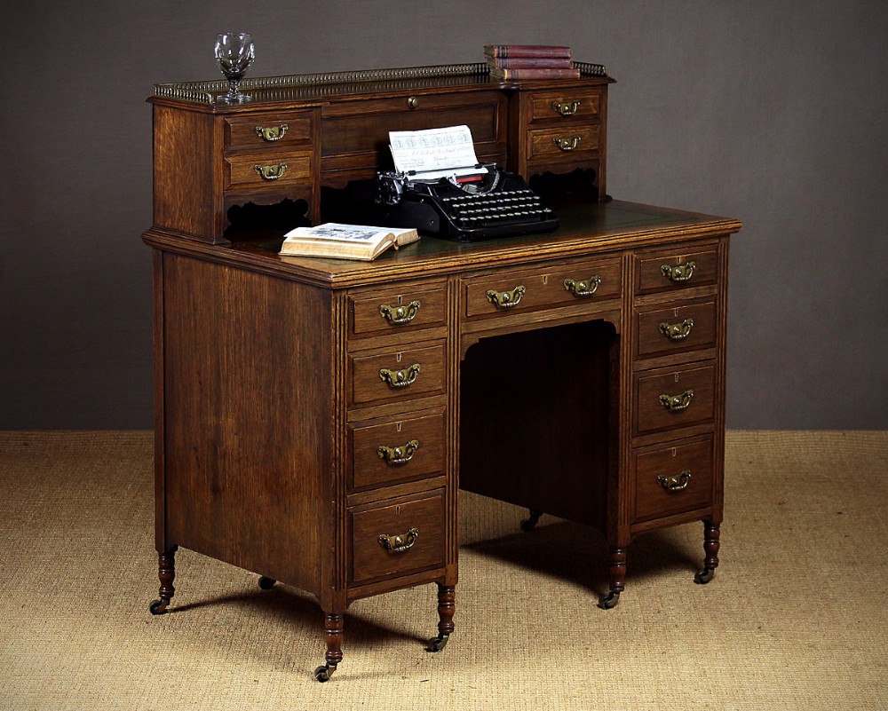 Edwardian Oak Kneehole Desk c.1905.