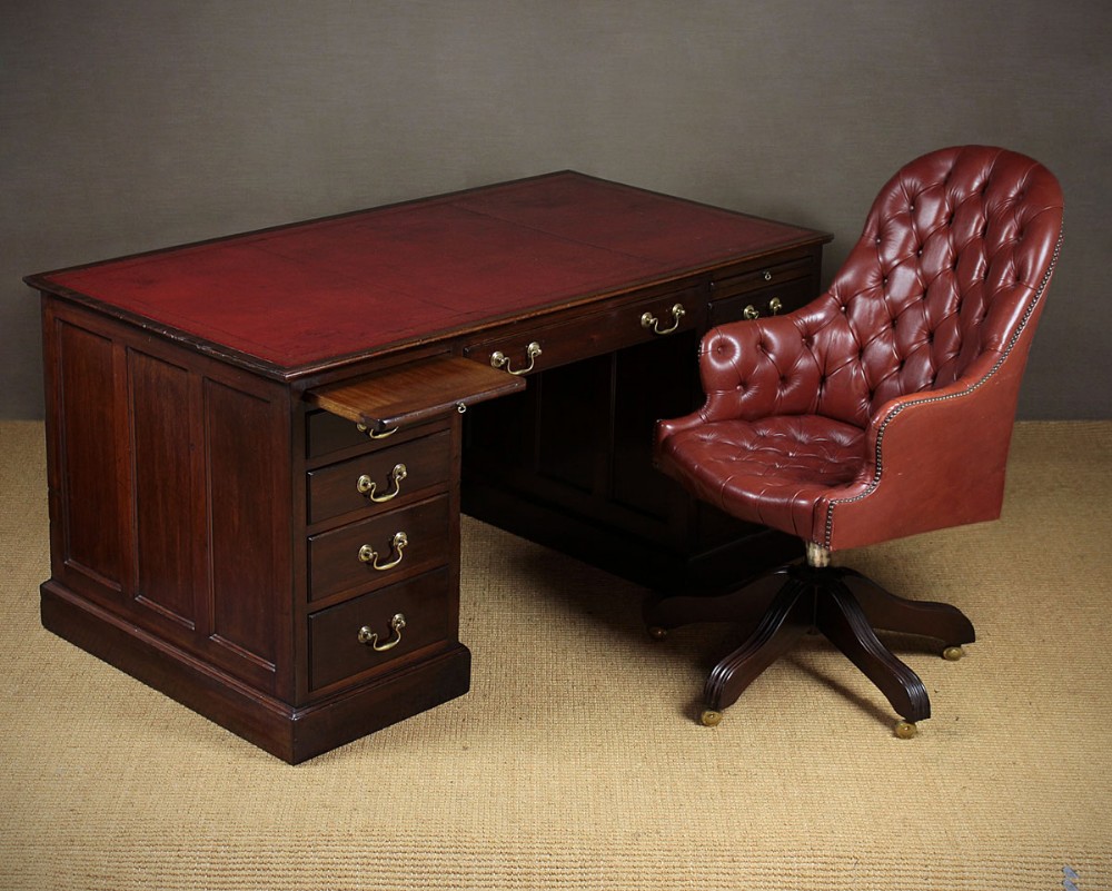 Large Mahogany Kneehole Desk c.1920.