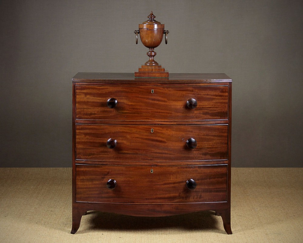 Small Mahogany Bow Front Chest of Drawers c.1820.