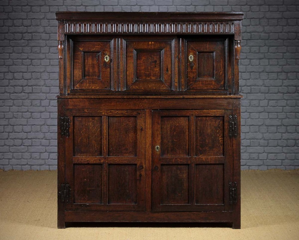 Welsh Oak Cwpwrdd Deuddarn Or Two Piece Cupboard c.1760.