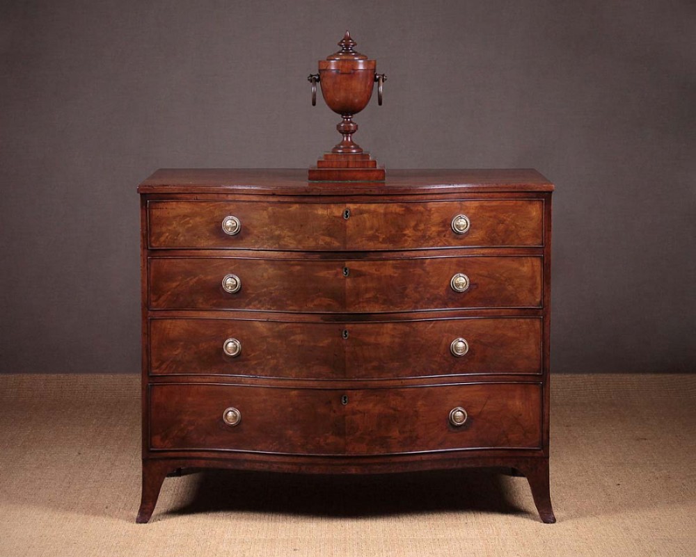 George III Mahogany Serpentine Front Chest Of Drawers c.1800.