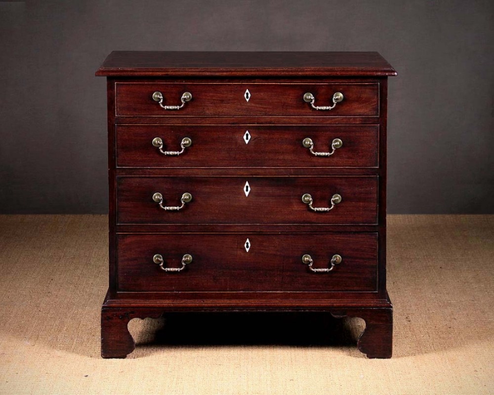 Small Georgian Mahogany Chest of Drawers c.1780.
