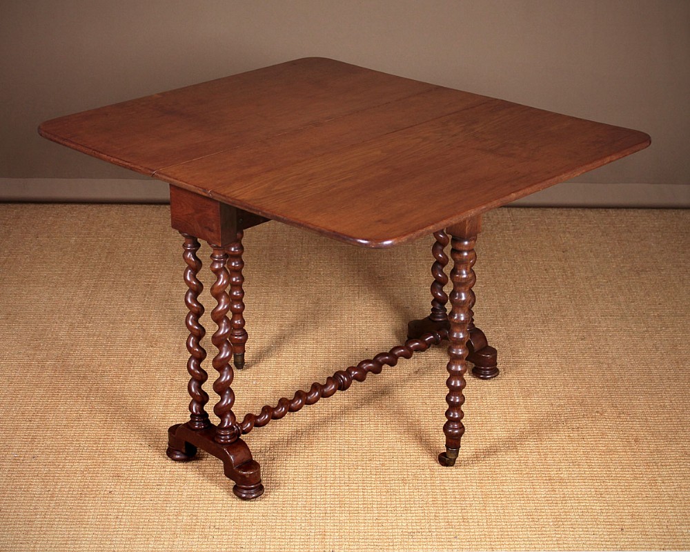 Late 19th.c. Walnut Sutherland Supper Table c.1880.